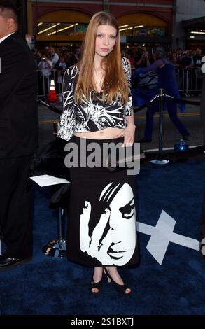 HOLLYWOOD, CALIFORNIA, USA: Amber Benson partecipa alla prima di Los Angeles di "X-Men 2: X-Men United" al Grauman's Chinese Theatre di Hollywood, California, il 28 aprile 2003. © Lee Roth / Roth Stock Celebrity Archives Foto Stock