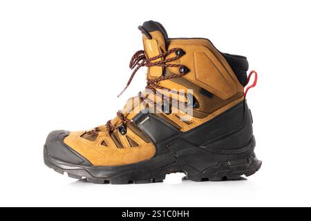 Scarpa da trekking isolata su sfondo bianco Foto Stock