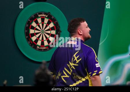 Londra, Regno Unito. 2 gennaio 2025. Luke Littler celebra e fa gesti vincendo il primo set durante la semifinale del Paddy Power World Darts Championship tra Stephen Bunting e Luke Littler ad Alexandra Palace, Londra, Inghilterra, Regno Unito il 2 gennaio 2025 Credit: Every Second Media/Alamy Live News Foto Stock