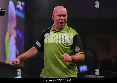 Londra, Regno Unito. 2 gennaio 2025. Michael van Gerwen celebra la vittoria del match durante la semifinale del Paddy Power World Darts Championship ad Alexandra Palace, Londra, Inghilterra, Regno Unito il 2 gennaio 2025 Credit: Every Second Media/Alamy Live News Foto Stock