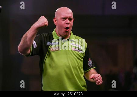 Londra, Regno Unito. 2 gennaio 2025. Michael van Gerwen celebra e gesta il match vincente durante la semifinale del Paddy Power World Darts Championship ad Alexandra Palace, Londra, Inghilterra, Regno Unito il 2 gennaio 2025 Credit: Every Second Media/Alamy Live News Foto Stock