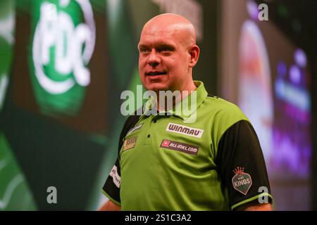 Londra, Regno Unito. 2 gennaio 2025. Michael van Gerwen celebra la vittoria del match durante la semifinale del Paddy Power World Darts Championship ad Alexandra Palace, Londra, Inghilterra, Regno Unito il 2 gennaio 2025 Credit: Every Second Media/Alamy Live News Foto Stock