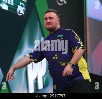 Alexandra Palace, Londra, Regno Unito. 2 gennaio 2025. 2024/25 PDC Paddy Power World Darts Championships Day 15 semifinali; Luke Littler reagisce dopo aver controllato con un 170 per vincere una tappa nel settimo e ultimo set. Credito: Action Plus Sports/Alamy Live News Foto Stock