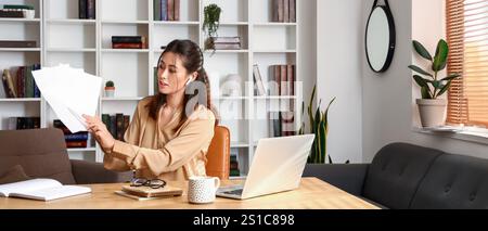 Giovane tutor asiatico che conduce lezioni online Foto Stock