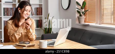 Giovane tutor asiatico che conduce lezioni online Foto Stock