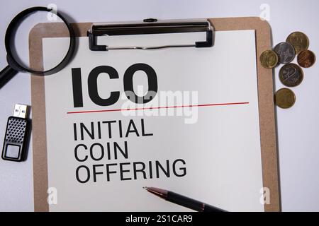 Blocco di lettere alfabetiche in parola ICO (abbreviazione di offerta iniziale di moneta o offerta iniziale di valuta) e un'altra lettera su sfondo di legno Foto Stock