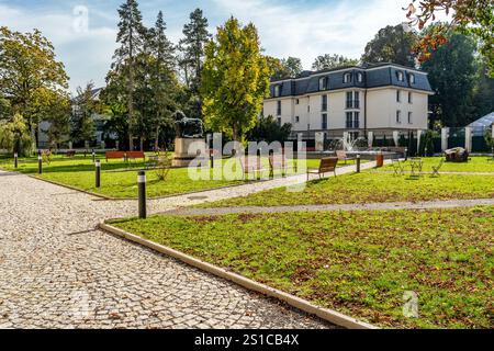 Giardino del Museo della Letteratura Ceca, ospitato nell'elegante Villa Petschek del XX secolo, via Pelleova, quartiere Bubeneč, Praga, Cechia Foto Stock