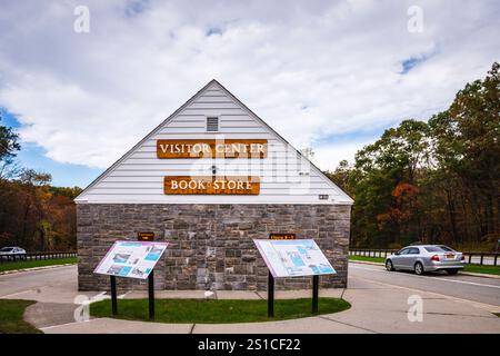 Tomkins Cove, New York USA - 25 ottobre 2017: Il Palisades Information Center è un centro visitatori con ingresso gratuito, servizi igienici e spuntini. Foto Stock
