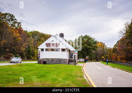 Tomkins Cove, New York USA - 25 ottobre 2017: Il Palisades Information Center è un centro visitatori con ingresso gratuito, servizi igienici e spuntini. Foto Stock
