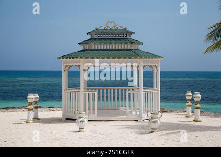 Il Brisas Hotel gazebo sulla spiaggia di sabbia di Guardalavaca, provincia di Holguin, Cuba Foto Stock