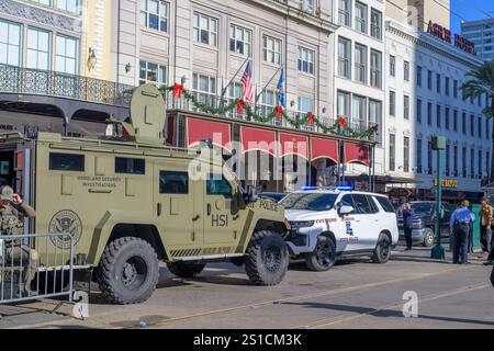 New Orleans, LOUISIANA, Stati Uniti d'America - 2 gennaio 2025: Maggiore presenza di sicurezza con polizia cittadina, polizia statale e agenti della sicurezza interna, un veicolo blindato e un veicolo di pattuglia statale su Canal Street vicino all'ingresso di Bourbon Street, riaperto dopo l'attacco terroristico di Capodanno che ha ucciso almeno 14 persone. Foto Stock