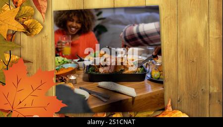 Immagine di foglie autunnali e persone diverse che mangiano la cena di tacchino per il Ringraziamento Foto Stock