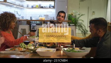 Immagine del testo del giorno del felice Ringraziamento su persone diverse a tavola a cena Foto Stock