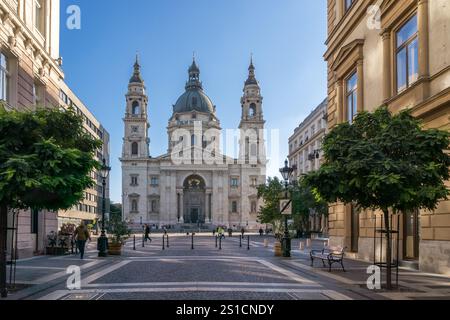 Budapest, Ungheria, 9 ottobre 2017: Vista lungo una strada della basilica di Santo Stefano Foto Stock