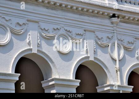 Vista parziale della National Library of India, è la più grande biblioteca dell'India per volume, situata a Belvedere, Kolkata, Bengala Occidentale, India Foto Stock