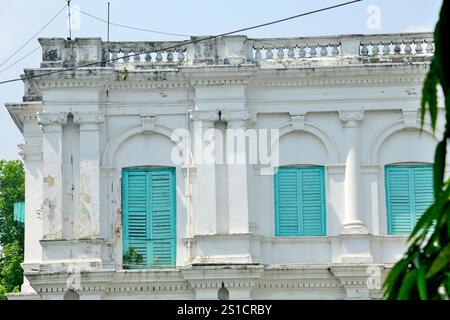 Vista parziale della National Library of India, è la più grande biblioteca dell'India per volume, situata a Belvedere, Kolkata, Bengala Occidentale, India Foto Stock