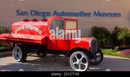 Veicolo vintage Red Fire Engine di fronte al famosissimo museo automobilistico. San Diego, California Balboa Park, Stati Uniti sud-occidentali Foto Stock