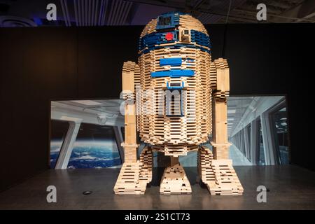 R2 R2-D2 Artoo Droid robot modello in legno dal famoso film fantascientifico Star Wars a San Diego, California, US Balboa Park Comic con Museum Vista frontale Foto Stock