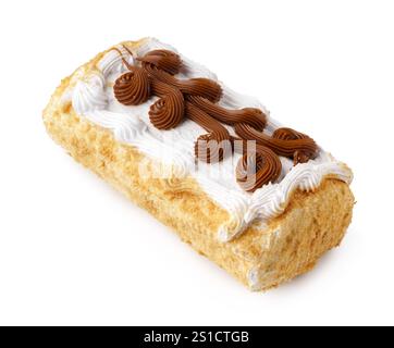 Delizioso dessert con strati di torta, panna e glassa al cioccolato ricoperta da vortici decorativi Foto Stock