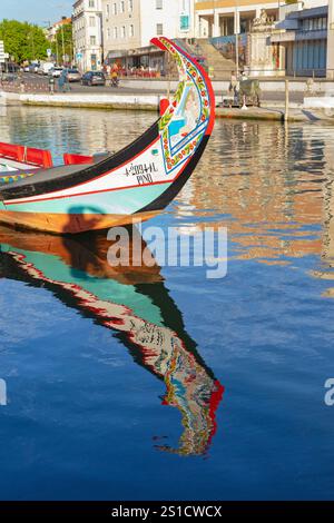 Tradizionale barca Moliceiro riflessa nell'acqua, Aveiro, Portogallo Foto Stock