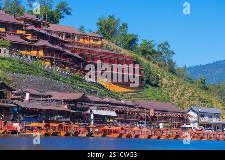 Villaggio cinese di Ban Rak Thai con piantagioni di tè e un lago, Thailandia Foto Stock