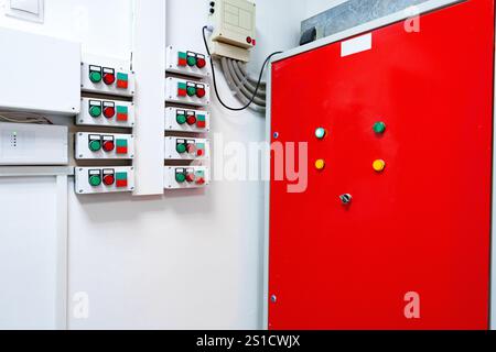 Pannello di controllo con vari interruttori e indicatori in un locale di servizio progettato per un funzionamento efficiente Foto Stock