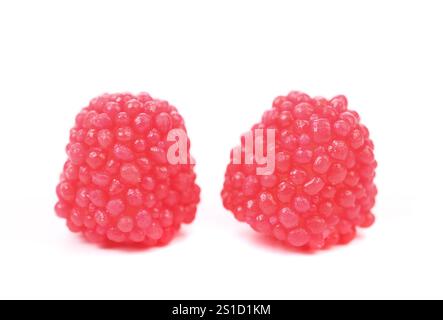Due palline rosse colorate su sfondo bianco Foto Stock