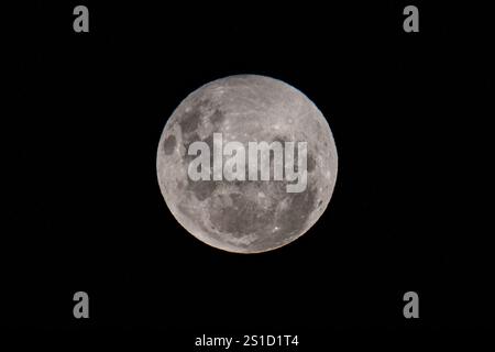 Luna piena verme Luna che sorge nel cielo notturno limpido come un'eclissi lunare penumbrale termina a Woy Woy sulla costa centrale, NSW, Australia. Un HDR me a 12 immagini Foto Stock