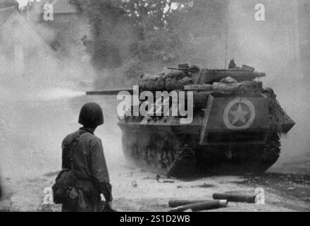 ST lo, FRANCIA - giugno 1944 - cacciacarri M10 dell'esercito americano in azione contro i panzer tedeschi a St lo in Normandia, Francia, durante la battaglia di Normandia Foto Stock