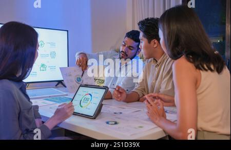 informazioni sul team diversity sull'esg e sulla pianificazione del sistema ecocompatibile in un ufficio ecosostenibile di notte Foto Stock