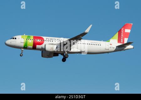 Aeropuerto de Madrid Barajas. Avión de Línea Airbus A320 de la aerolínea TAP Air Portugal aterrizando. Foto Stock