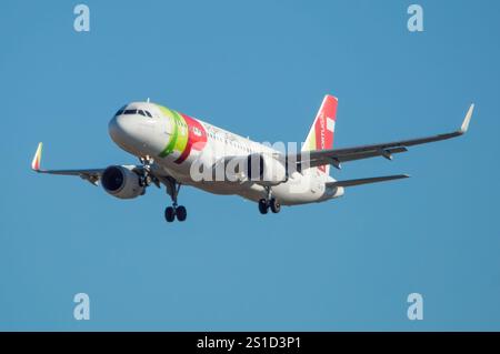 Aeropuerto de Madrid Barajas. Avión de Línea Airbus A320 de la aerolínea TAP Air Portugal aterrizando. Foto Stock