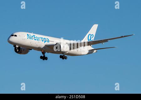 Aeropuerto de Madrid Barajas. Radio Avión de Línea de largo Boeing 787 de la aerolínea Española Air Europa aterrizando. Foto Stock