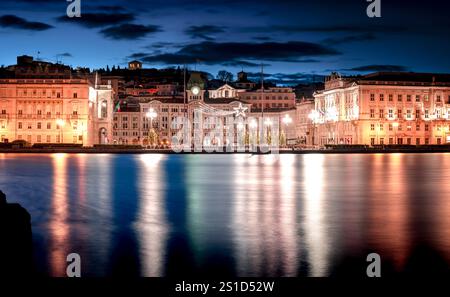 Piazza Unita d'Italia, al crepuscolo, Trieste. Regione Friuli Venezia Giulia Italia. Foto Stock