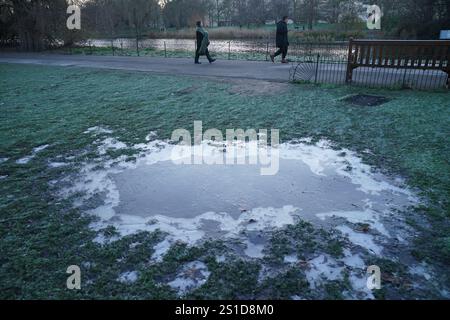 Una piscina d'acqua ghiacciata a St James's Park nel centro di Londra. L'Agenzia per la sicurezza sanitaria del Regno Unito (UKHSA) ha emesso avvisi di salute in caso di basse temperature per tutta l'Inghilterra prima di una settimana di basse temperature. Gli allarmi Amber sono stati emessi dalle 12:00 di giovedì fino all'8 gennaio, il che significa che è probabile un aumento dei decessi, in particolare tra coloro di età pari o superiore ai 65 anni o con condizioni di salute, ha detto l'UKHSA. Data foto: Venerdì 3 gennaio 2025. Foto Stock