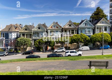The Painted Ladies, una fila di iconiche case vittoriane a San Francisco, sullo sfondo dello skyline della città. Una vista quintessenziale che unisce la vista hist Foto Stock