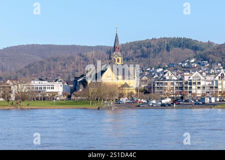 Bad Hönningen, Germania - 26 dicembre 2024: Veduta della chiesa parrocchiale cattolica di San Pietro e Paolo a Bad Hönningen Germania Foto Stock