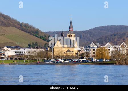 Bad Hönningen, Germania - 26 dicembre 2024: Veduta della chiesa parrocchiale cattolica di San Pietro e Paolo a Bad Hönningen Germania Foto Stock