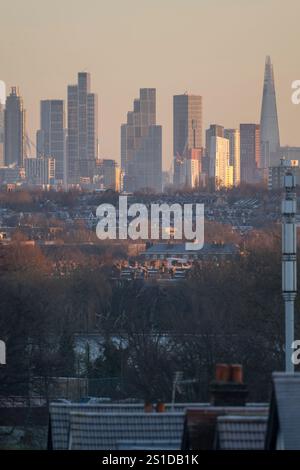 Wimbledon, Londra, Regno Unito. 3 gennaio 2025. Gelo e una temperatura di -2,5 gradi nei sobborghi sud-ovest di Londra con i grattacieli del centro di Londra che catturano l'alba. I tetti di Wimbledon sono ricoperti di ghiaccio. Crediti: Malcolm Park/Alamy Live News Foto Stock