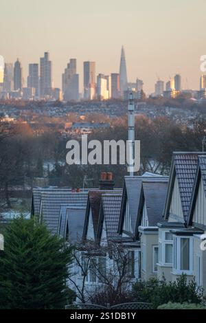 Wimbledon, Londra, Regno Unito. 3 gennaio 2025. Gelo e una temperatura di -2,5 gradi nei sobborghi sud-ovest di Londra con i grattacieli del centro di Londra che catturano l'alba. I tetti di Wimbledon sono ricoperti di ghiaccio. Crediti: Malcolm Park/Alamy Live News Foto Stock