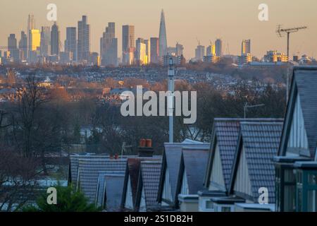 Wimbledon, Londra, Regno Unito. 3 gennaio 2025. Gelo e una temperatura di -2,5 gradi nei sobborghi sud-ovest di Londra con i grattacieli del centro di Londra che catturano l'alba. I tetti di Wimbledon sono ricoperti di ghiaccio. Crediti: Malcolm Park/Alamy Live News Foto Stock