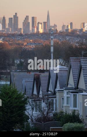 Wimbledon, Londra, Regno Unito. 3 gennaio 2025. Gelo e una temperatura di -2,5 gradi nei sobborghi sud-ovest di Londra con i grattacieli del centro di Londra che catturano l'alba. I tetti di Wimbledon sono ricoperti di ghiaccio. Crediti: Malcolm Park/Alamy Live News Foto Stock