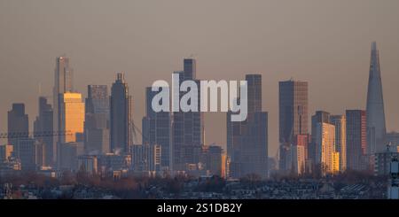 Wimbledon, Londra, Regno Unito. 3 gennaio 2025. Gelo e una temperatura di -2,5 gradi nei sobborghi sud-ovest di Londra con i grattacieli del centro di Londra che catturano l'alba. I tetti di Wimbledon sono ricoperti di ghiaccio. Crediti: Malcolm Park/Alamy Live News Foto Stock