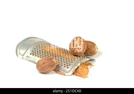 Noci moscate e grattugiate su sfondo bianco Foto Stock
