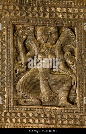 Embekke Devalaya è un'opera architettonica in legno. La sua storia risale al periodo Gampola e si trova nel distretto di Kandy. Sri Lanka. e dedi Foto Stock