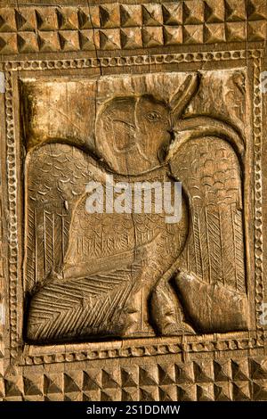 Embekke Devalaya è un'opera architettonica in legno. La sua storia risale al periodo Gampola e si trova nel distretto di Kandy. Sri Lanka. e dedi Foto Stock