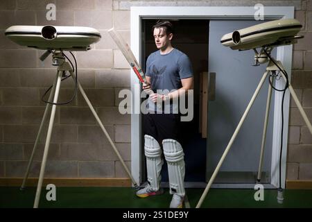 il battitore inglese Jamie Smith, e il suo allenatore, l'ex giocatore inglese Mark Stoneman, praticavano insieme all'Epsom College, Surrey, Inghilterra. Foto Stock