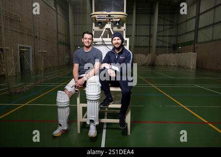 il battitore inglese Jamie Smith, e il suo allenatore, l'ex giocatore inglese Mark Stoneman, praticavano insieme all'Epsom College, Surrey, Inghilterra. Foto Stock