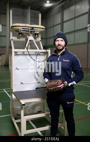 il battitore inglese Jamie Smith, e il suo allenatore, l'ex giocatore inglese Mark Stoneman, praticavano insieme all'Epsom College, Surrey, Inghilterra. Foto Stock