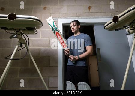 il battitore inglese Jamie Smith, e il suo allenatore, l'ex giocatore inglese Mark Stoneman, praticavano insieme all'Epsom College, Surrey, Inghilterra. Foto Stock